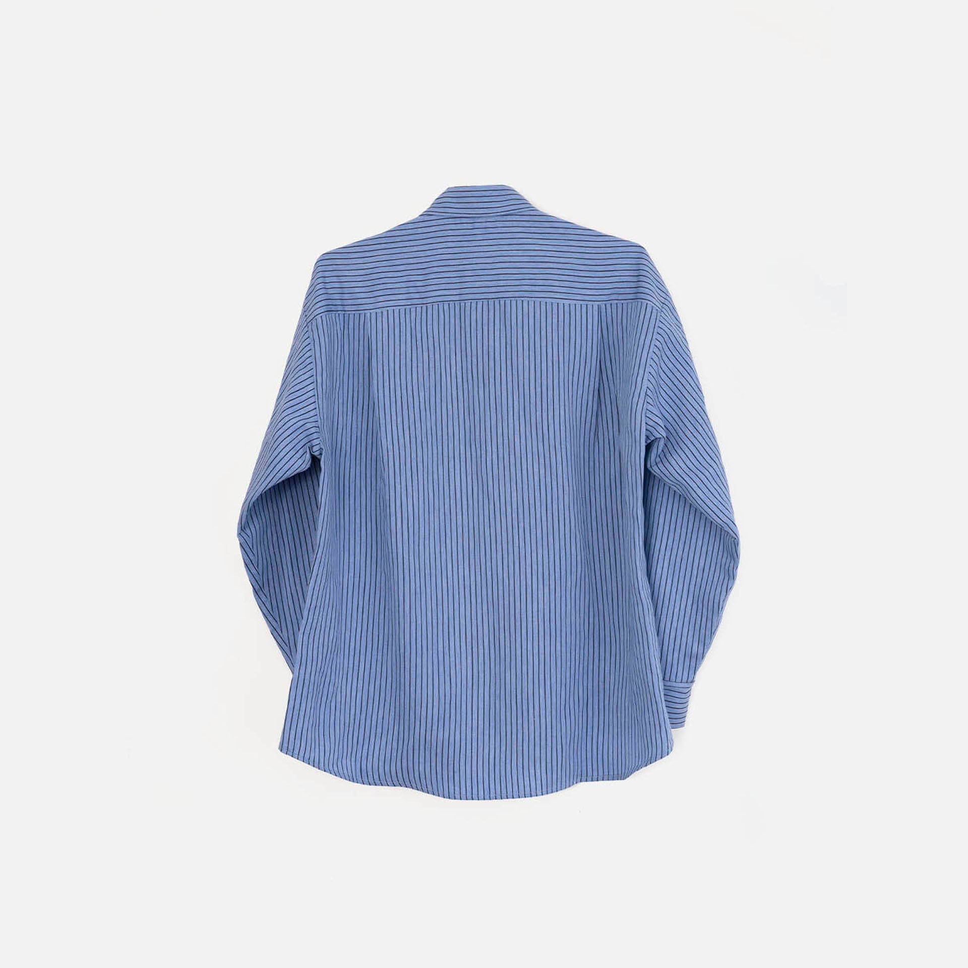 Camisa de rayas azul oscuro